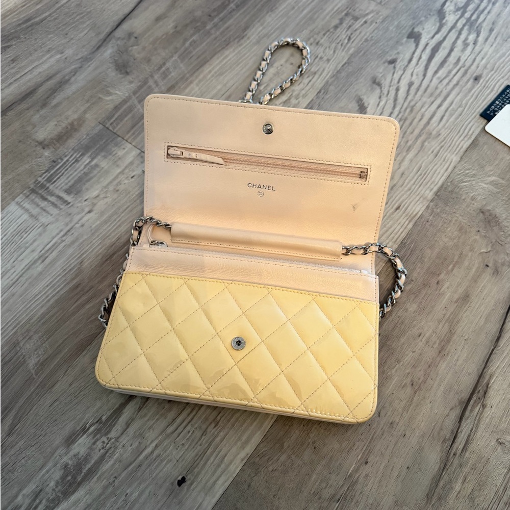 CHANEL Patent Leather WOC Crossbody Flap Bag Beige / Pink - Picture 14 of 16